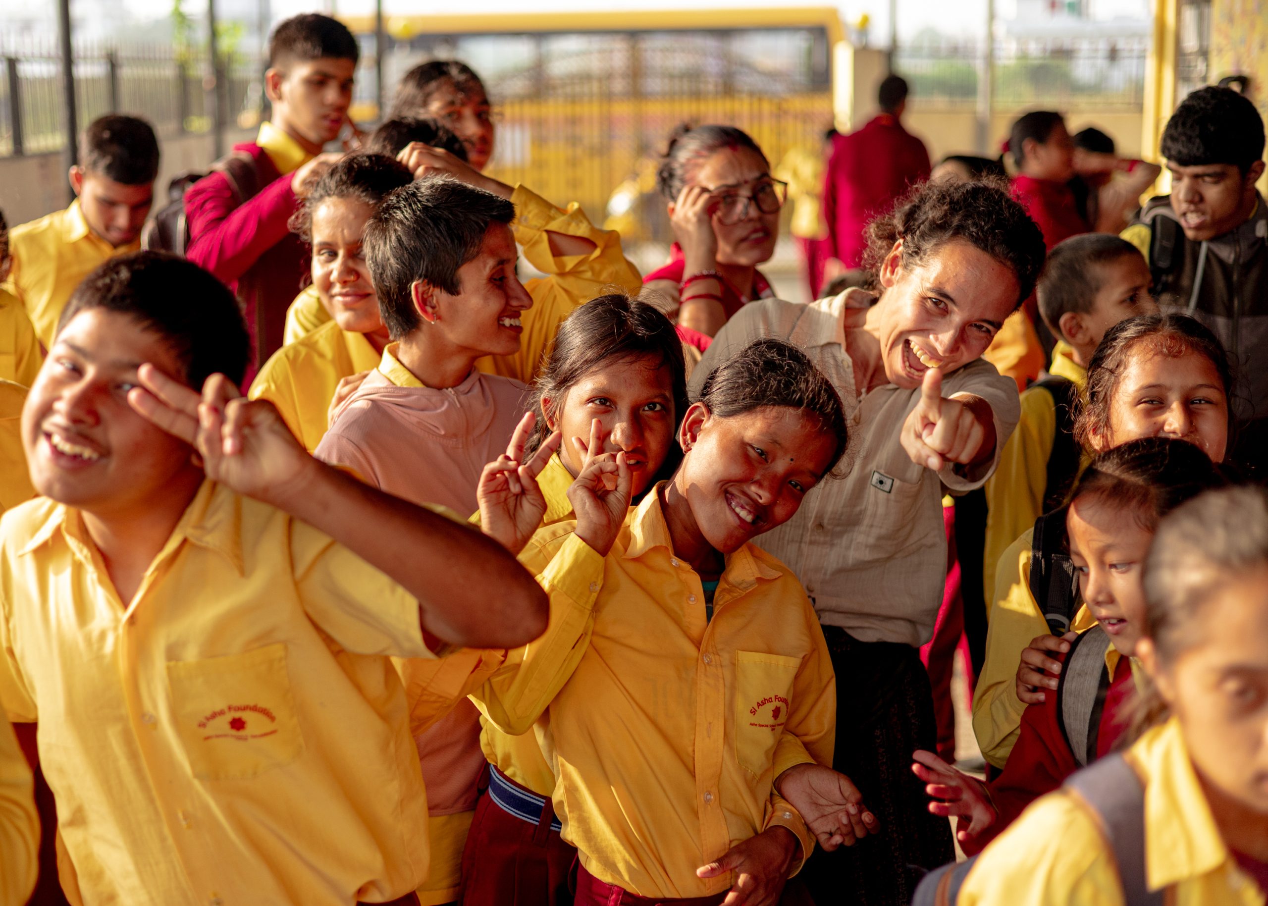 Voluntarios ayudando
